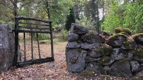 Ein-Altes-Holztor-In-Der-Landschaft-Von-Karlskrona