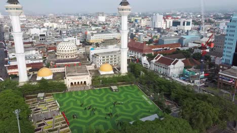 Antenne-über-Die-Große-Moschee-Von-Bandung-In-Richtung-Der-Stadt-In-Bandung,-Java,-Indonesien