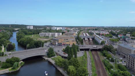 Tráfico-En-La-Estación-Central-De-Potsdam,-Río-Hubon,-Día-Soleado-De-Verano