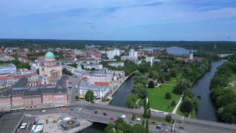 Potsdamer-Innenstadt-Mit-Roten-Dächern-Und-Der-Havel,-Die-Sie-An-Einem-Sonnigen-Und-Bewölkten-Tag-Umgibt