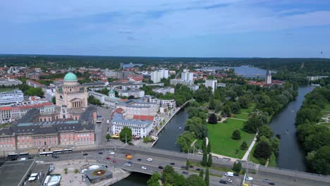 Potsdamer-Innenstadt-Mit-Roten-Dächern-Und-Der-Havel,-Die-Sie-An-Einem-Sonnigen-Und-Bewölkten-Tag-Umgibt