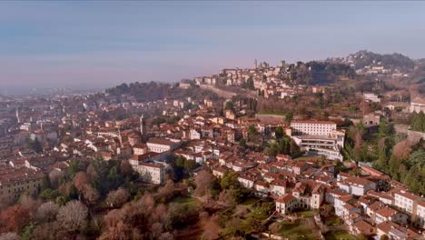 Un-Movimiento-Sobre-Un-Paisaje-Urbano-Medieval-Situado-En-Una-Colina-Al-Fondo.