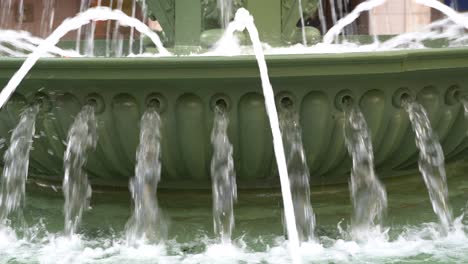 Sie-Können-Die-Schönheit-Des-Wassers-Bewundern,-Das-Gleichzeitig-In-Viele-Richtungen-Fließt