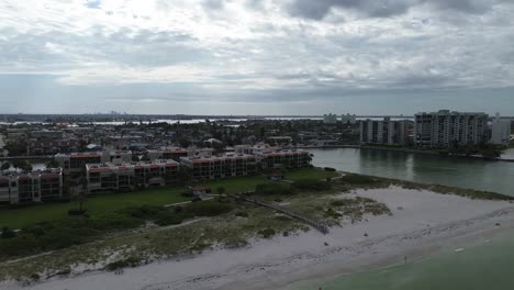 Erhebt-Sich-über-Einem-Ruhigen-Treasure-Island-Florida-Strand-Und-Nähert-Sich-Einer-Bucht