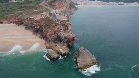 Luftaufnahme-Der-Wunderschönen-Umgebung-Des-Leuchtturms-Von-Nazare-In-Portugal-An-Einem-Sommertag