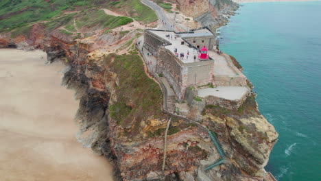 Flug-über-Den-Berühmten-Leuchtturm-Von-Nazare-In-Portugal-An-Einem-Sommertag