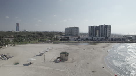 La-Playa-De-Acadia-South-Herzliya,-Junto-Al-Puerto-Deportivo,-Está-Casi-Vacía-De-Gente-En-Un-Caluroso-Día-De-Verano---Archivo-D-log