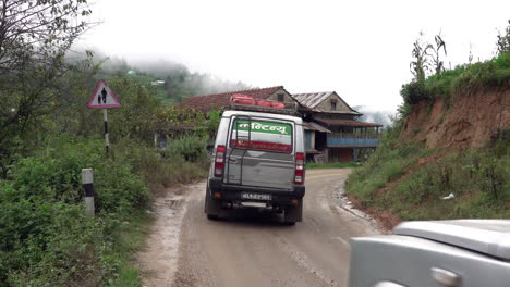 Katmandú,-Nepal---27-De-Septiembre-De-2019:-Tráfico-Y-Vehículos-En-Una-Carretera-De-Montaña-Peligrosa-Y-Fangosa-En-Las-Estribaciones-De-Katmandú,-Nepal-El-27-De-Septiembre-De-2019