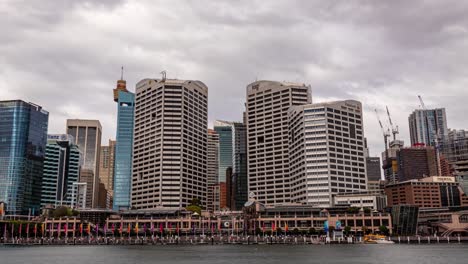 Zeitraffer-Der-Skyline-Von-Sydney-Von-Darling-Harbour-Aus-Mit-Schnell-Ziehenden-Wolken-Am-Tag