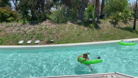 Niños-Y-Adultos-Disfrutando-De-Las-Vacaciones-De-Verano-En-El-Parque-Acuático-California-Great-America&#39;s-Boomerang-Bay