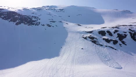 Vista-Aérea-Sobre-El-Paisaje-Montañoso-Nevado