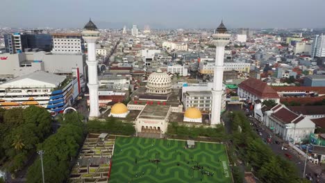 Antenne-über-Die-Große-Moschee-Von-Bandung-In-Richtung-Der-Stadt-In-Bandung,-Java,-Indonesien