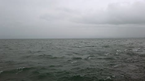 Dunkle-Stürmische-Wolken-Spiegeln-Sich-Im-Kalten-Grauen-Wasser-Des-Bodensees