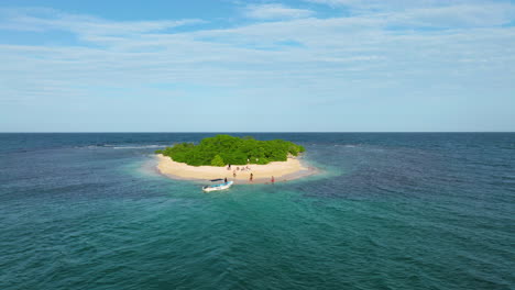 Unberührte-Tropische-Insel-Mit-Touristen-Und-Boot-Im-Karibischen-Meer