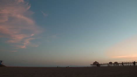 Ws-Von-Huntington-Beach-Pier-In-Der-Abenddämmerung-Mit-Kleinen-Fleck-Der-Wolke-Am-Himmel