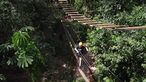 Luftaufnahme-Von-Menschen,-Die-Im-Kletterpark-Klettern,-Umgeben-Vom-Tiefen-Regenwald-Von-Iguazú,-Argentinien