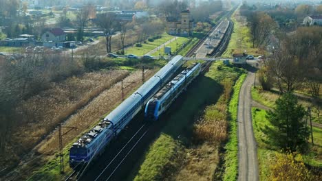 Personenzug-Fährt-An-Einem-Anderen-Zug-Vorbei---Luftaufnahme