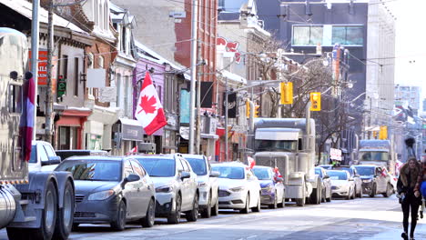 Menschen-In-Autos-Und-Lastwagen-Blockieren-Straßen-Mit-Kanadischen-Flaggen-Und-Protestieren-Gegen-Die-Covid-Vorschriften-Der-Regierung-In-Ontario,-Kanada