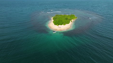 Barco-Y-Turistas-En-Una-Isla-Deshabitada-En-El-Mar-Caribe