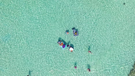 Menschen-Verkaufen-Meeresfrüchte-Auf-Schwimmenden-Tabletts-Im-Morrocoy-Nationalpark-In-Venezuela