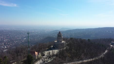 Drohnenaufnahmen-Von-Einem-Aussichtspunkt-Auf-Den-Hügeln-Von-Budapest-Drohne-Bewegt-Sich-Nach-Oben