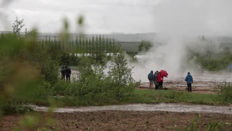 Island-Geysir-Weitwinkelaufnahme-Mit-Menschen