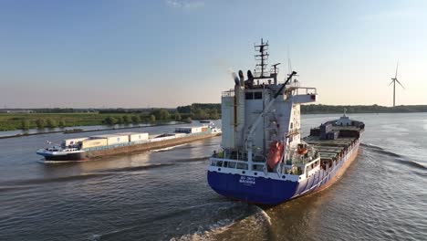 Drohnenflug-Enthüllt-Containertransportschiffe-Bg-Onyx-An-Der-Wasseruferlandschaft