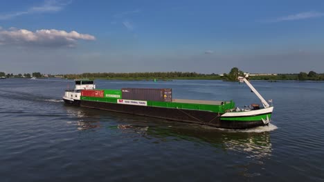 Frachtschiff-Tornado-Auf-Dem-Barendrecht-Fluss-In-Den-Niederlanden