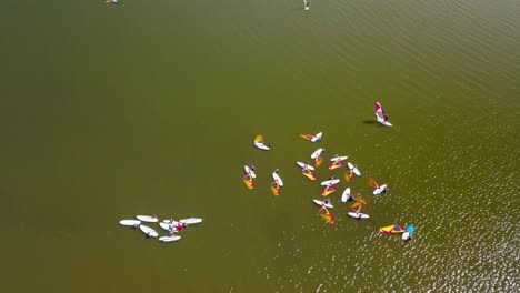 Toma-Aérea-Del-Entrenamiento-Del-Campamento-De-Windsurf.