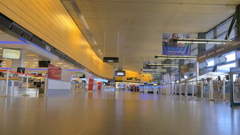 Main-hall-of-the-Seatac-international-aiport-empty-during-the-coronavirus-pandemic