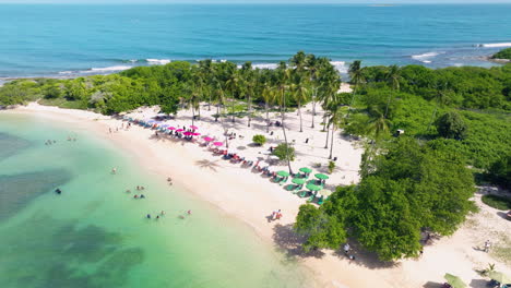 Playa-De-Arena-Blanca-En-La-Costa-Caribeña-De-La-Isla-De-Cayo-Sal-En-El-Parque-Nacional-Morrocoy,-Venezuela