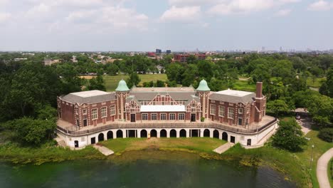 Filmische-Drohnenaufnahme-über-Dem-Humboldt-Park-Fieldhouse