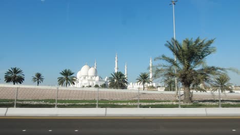 Pasando-Por-Una-Mezquita-En-Abu-Dhabi-Desde-La-Ventanilla-De-Un-Coche