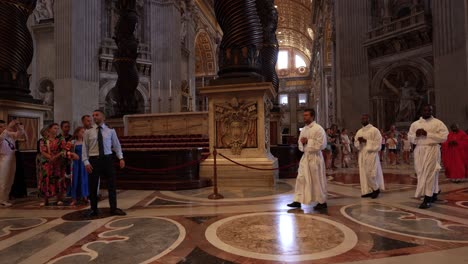 La-Basílica-De-San-Pedro,-Una-Iglesia-Ubicada-En-El-Vaticano,-Roma,-Italia