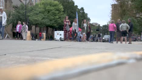 Video-De-Multitud-De-Taste-Of-Madison-Caminando-Por-La-Calle