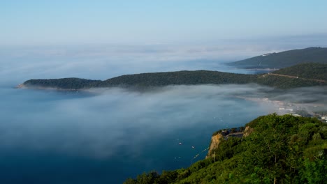 Time-lapse-De-La-Niebla-Desapareciendo-Sobre-La-Playa-De-Jaz-Durante-El-Día-En-Budva,-Montenegro