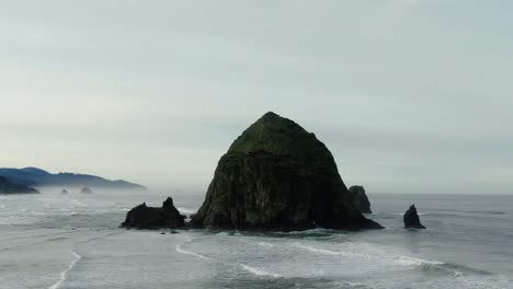 Video-Aéreo-Distante-De-Haystack-Rock,-En-Cannon-Beach,-Oregon