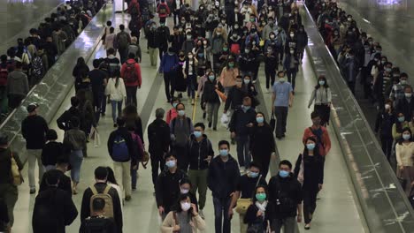 Hong-Kong,-China---10-De-Marzo-De-2020:-Cámara-Lenta-De-Personas-Que-Usan-Máscaras-Médicas-En-El-Metro