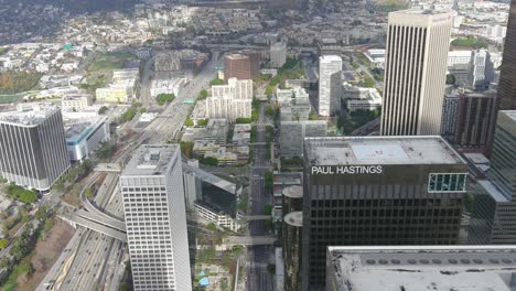 Luftaufnahme-Der-Innenstadt-Von-Los-Angeles-Am-Mittag-|-Paul-Hastings-Und-Die-City-National-Bank