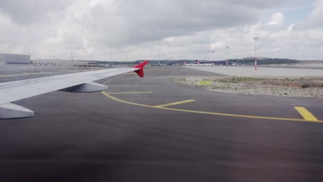 Airplane-rolls-around-the-airport