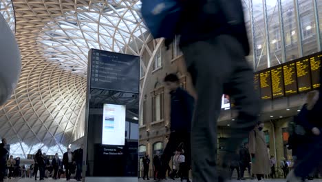 Personas-Caminando-Frente-Al-Vestíbulo-De-La-Estación-De-Tren-De-Kings-Cross-En-La-Mañana-Del-1-De-Marzo-De-2022