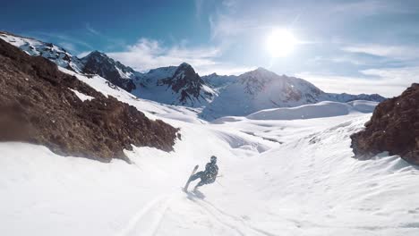 Lustiges-Werbevideo-Eines-Skiversagers,-Der-Im-Winter-Im-Skiurlaub-In-Den-Französischen-Alpen-Nach-Einem-Großen-Sprung-Auf-Skiern-Umfällt-Und-Auf-Dem-Rücken-Landet