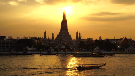 Beautiful-sanctuary-Wat-Arun's-silhouette-by-the-river-Chao-Phraya-in-Bangkok-during-sundown