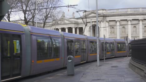 Imágenes-Del-Transporte-Público-De-Dublín,-Autobús-De-Dublín-Y-Luas-En-El-Exterior-Del-Trinity-College