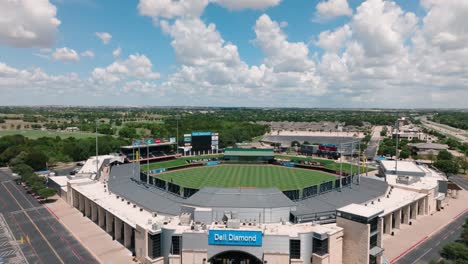 Vista-Aérea-Con-Drones-Del-Estadio-De-Béisbol-Dell-Diamond-De-Round-Rock-Express,-Elevándose-Sobre-El-Campo-En-Un-Soleado-Día-De-Verano-En-Texas-Con-Un-Dron-4k