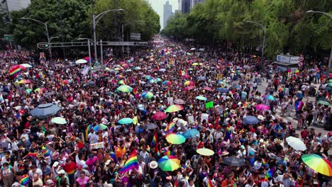 Die-Avenue-Paseo-De-La-Reforma-Ist-Voller-Menschen,-Die-An-Der-Gay-Pride-Parade-In-Mexiko-Stadt-Teilnehmen---Luftaufnahme