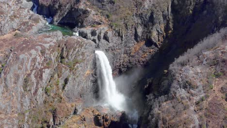 Filmische-Luftaufnahme-Eines-Himmlischen-Wasserfalls-In-Der-Unberührten-Natur-Des-Norwegischen-Hochlandes