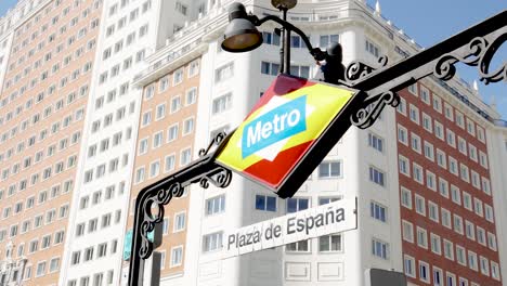 Plaza-de-España-metro-station-sign-with-spanish-flag-outdoors-in-Madrid,-Spain