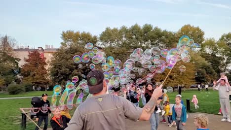 Niños-Jugando-Con-Pompas-De-Jabón