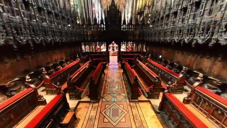 Vista-Detallada-Del-Coro-De-La-Catedral-De-Chester,-Una-Catedral-Anglicana-En-Chester,-Cheshire,-Reino-Unido